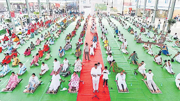 Yogandhra 2025: విజయవాడలో యోగాంధ్ర.. పాల్గొన్న రైతులు