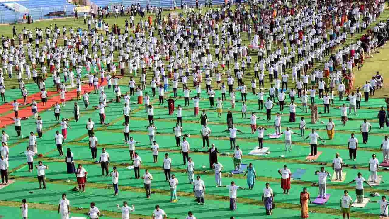 Yogandhra 2025: కడప వైఎస్ రాజారెడ్డి క్రికెట్ స్టేడియంలో యోగాంధ్ర 2025 మాసోత్సవం