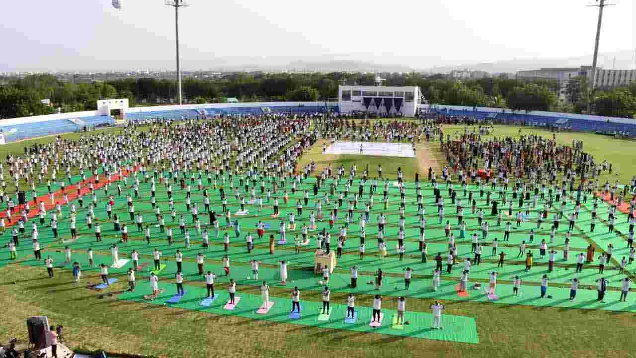 Yogandhra 2025: కడప వైఎస్ రాజారెడ్డి క్రికెట్ స్టేడియంలో యోగాంధ్ర 2025 మాసోత్సవం
