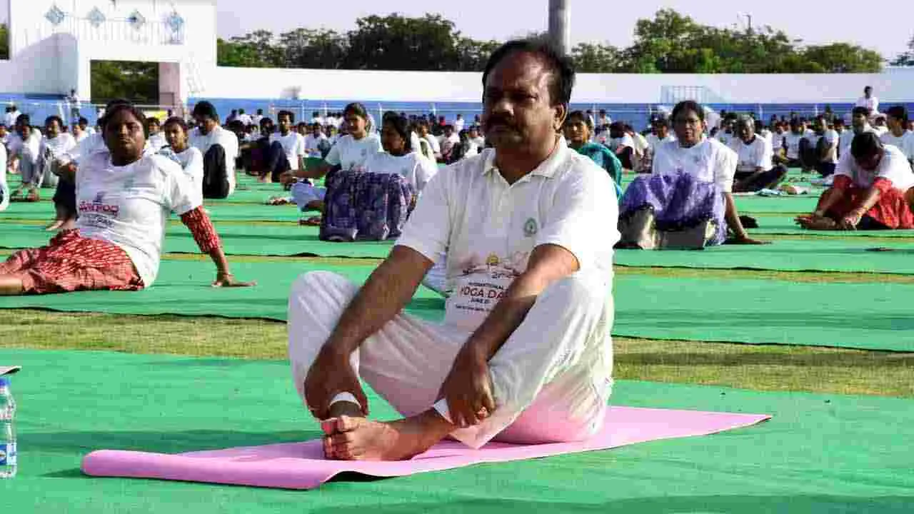 Yogandhra 2025: కడప వైఎస్ రాజారెడ్డి క్రికెట్ స్టేడియంలో యోగాంధ్ర 2025 మాసోత్సవం