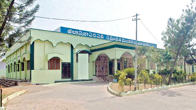 zp meeting..: సమస్యలు పరిష్కరించరూ!