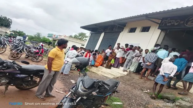 యూరియా కోసం రైతుల క్యూ