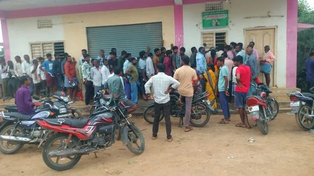 యూరియా కోసం రైతుల పాట్లు