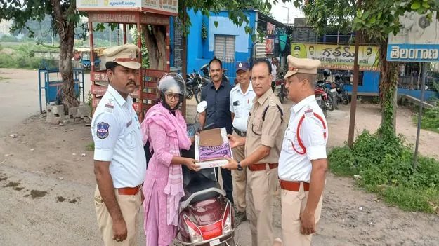 హెల్మెట్‌ ధరించిన మహిళలకు చీరల బహుమానం 