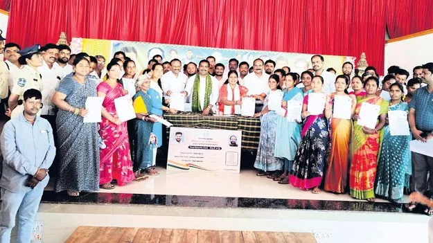 పదేళ్లలో ఒక్క రేషన్‌కార్డు ఇవ్వలేదు 