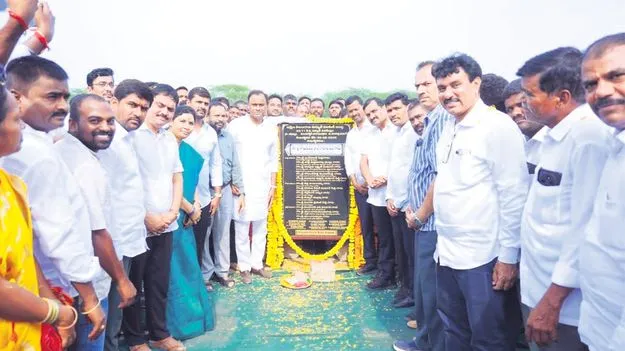 రాజకీయాలకు అతీతంగా అభివృద్ధి