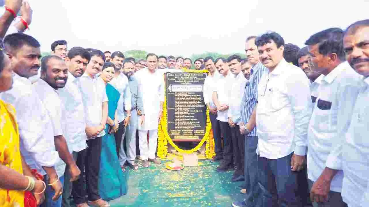 రాజకీయాలకు అతీతంగా అభివృద్ధి