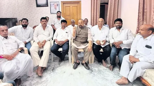 బిల్లులు చెల్లించకుంటే కలెక్టరేట్‌ ముట్టడి