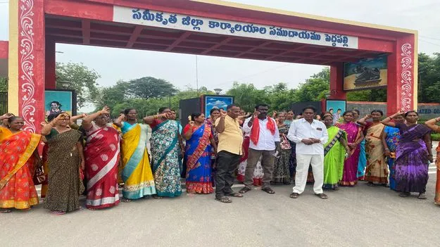 కలెక్టరేట్‌ ఎదుట మధ్యాహ్న భోజన వర్కర్ల ధర్నా