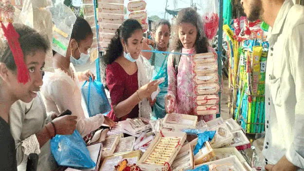 kumaram bheem asifabad-మార్కెట్‌లో రాఖీ పండగ సందడి