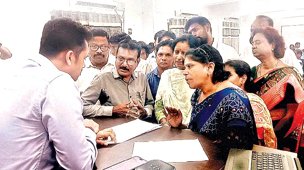    కమిషనర్‌పై చర్యలు తీసుకోండి