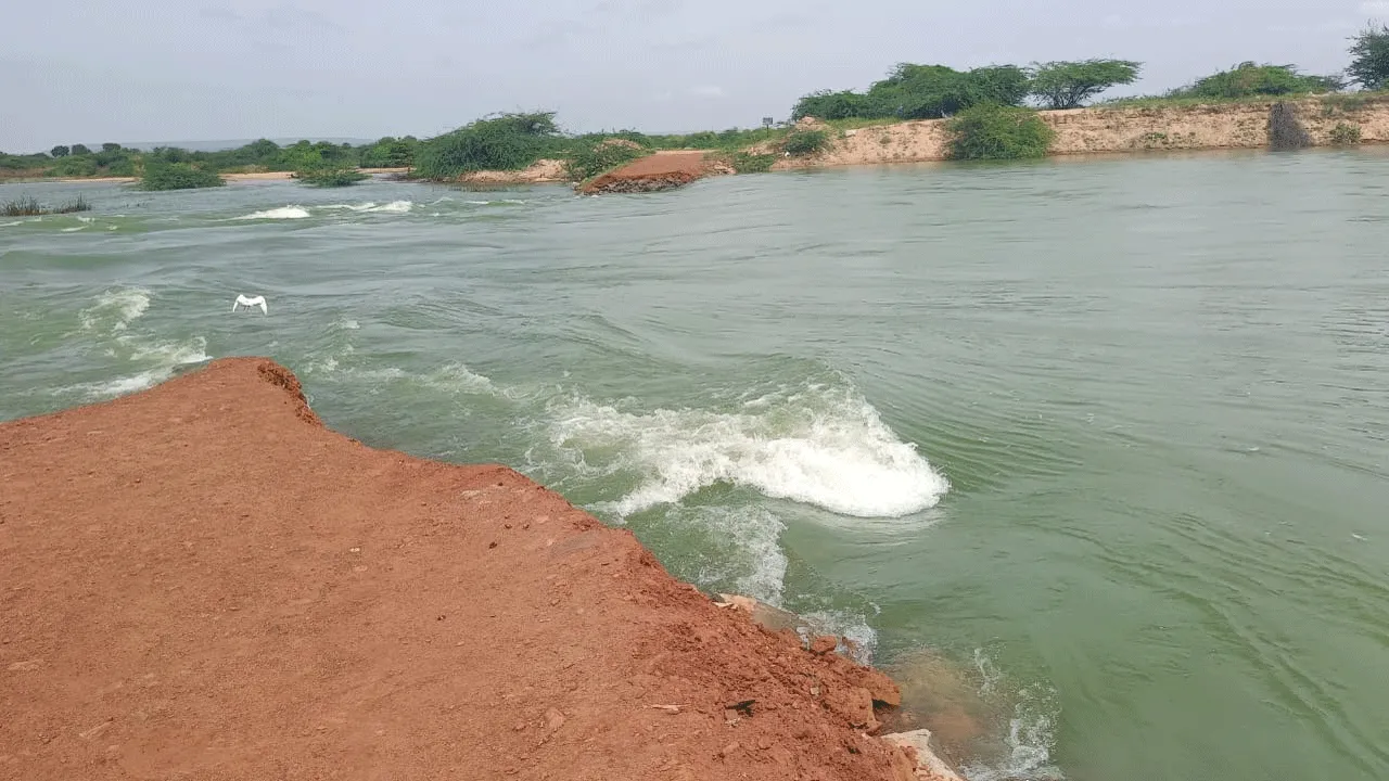 పెన్నాలో జోరుగా నీళ్లు.. గ్రామాల్లో నీటి కష్టాలు