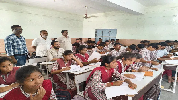 kumaram bheem asifabad- పాఠశాలను సందర్శించి.. విద్యార్థులతో కలిసి పాఠాలు విని..