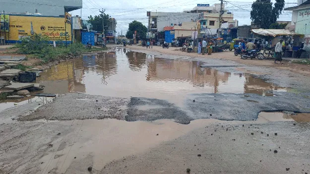 ఈ రోడ్డును కాస్త పట్టించుకోండి