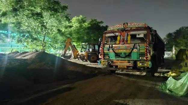 గోదావరిఖని నుంచి హైదరాబాద్‌కు ఇసుక అక్రమ రవాణా