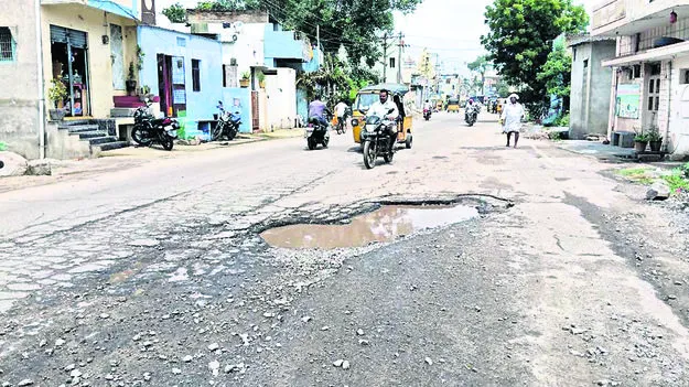 గుంతలమయంగా జాతీయ రహదారి 