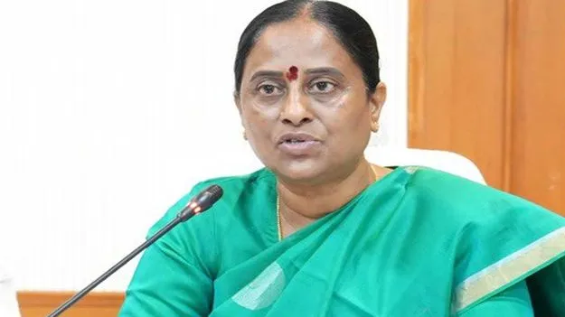 Konda Surekha: మంత్రి ఆదేశాలు బేఖాతరు.. ముగ్గురు అర్చకులపై క్రమశిక్షణా చర్యలు