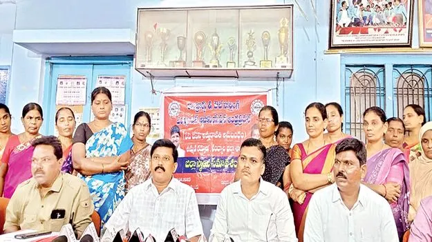 కాంట్రాక్టు, ఔట్‌ సోర్సింగ్‌ ఉద్యోగులను ప్రభుత్వం ఆదుకోవాలి 