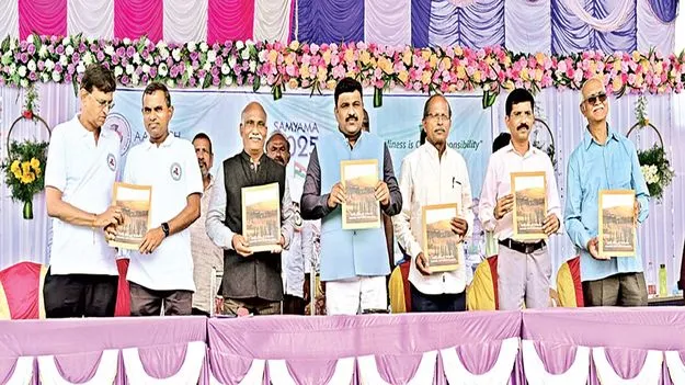 చదువుకున్న పాఠశాలను అభివృద్ధి చేయాలి: కలెక్టర్‌ 