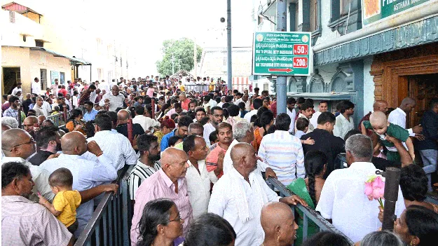 అమ్మవారి దర్శనానికి తోపులాట 