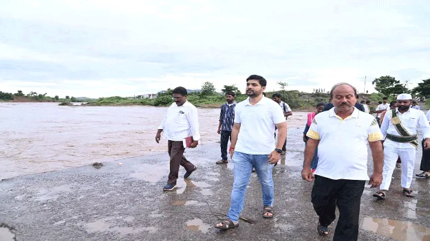 kumaram bheem asifabad-నీటి ఉధృతిని పరిశీలించి.. సూచనలు చేసి..