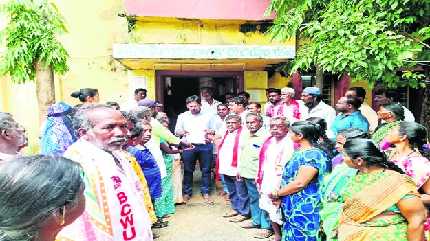 AGGITATION: పేదలకు న్యాయం చేయండి