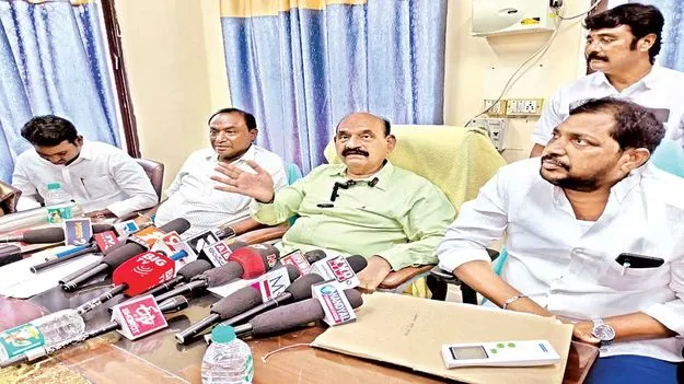 యూరియా కొరత లేదు.. ఆందోళన వద్దు