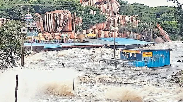 Heavy Rainsఫ గోదావరి, కృష్ణ.. ఉగ్రరూపం