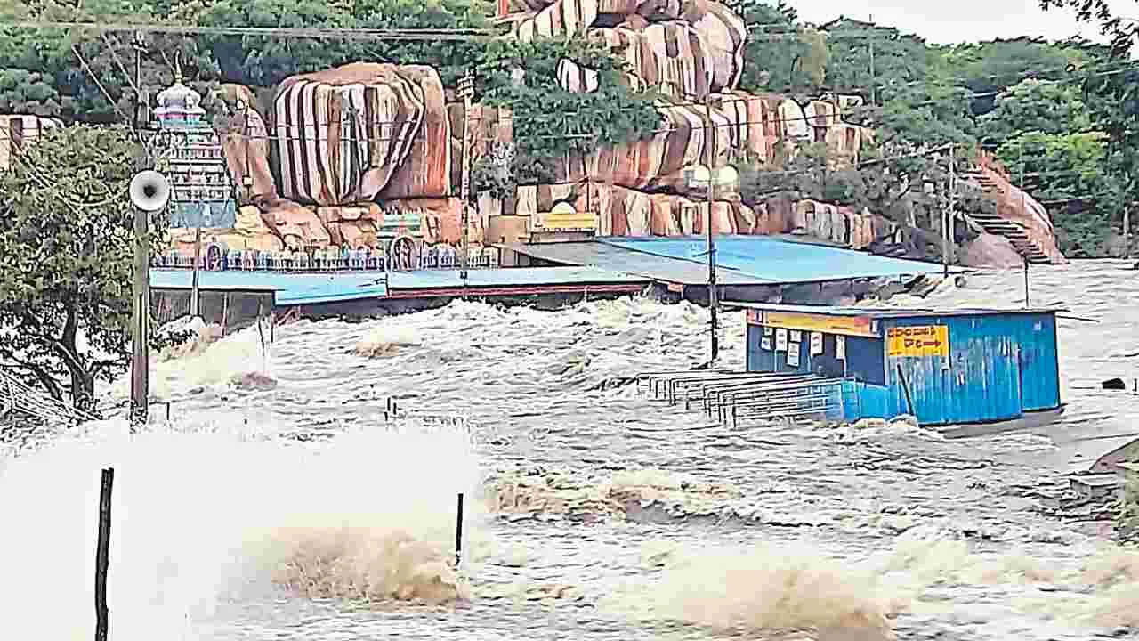 Heavy Rainsఫ గోదావరి, కృష్ణ.. ఉగ్రరూపం