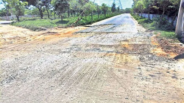 దిబ్బపాలెం రోడ్లు ఛిద్రం