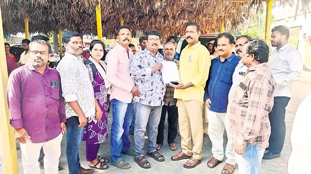 న్యాయం చేయాలంటూ ‘పల్లా’కు జిల్లా వీఆర్‌వోల వినతి