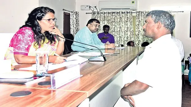 పీజీఆర్‌ఎస్‌ అర్జీలను వేగంగా పరిష్కరించాలి