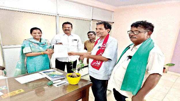 టిడ్కో ఇళ్లను అప్పగించండి