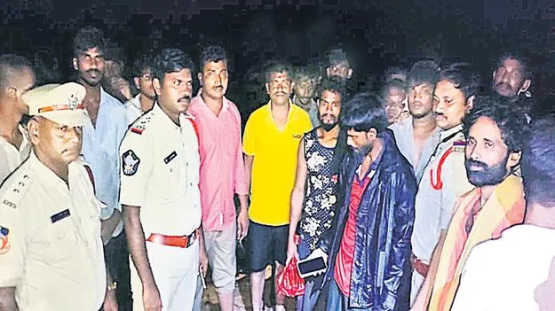 హమ్మయ్య.. బయటపడ్డారు