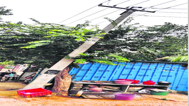 కూలేందుకు సిద్ధంగా ఉన్న విద్యుత స్తంభాలు