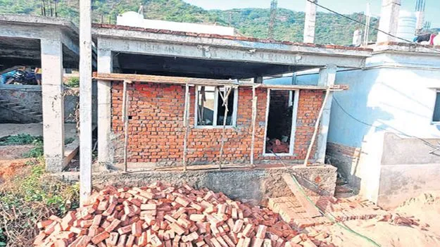 సాగని పేదల ఇళ్ల పనులు