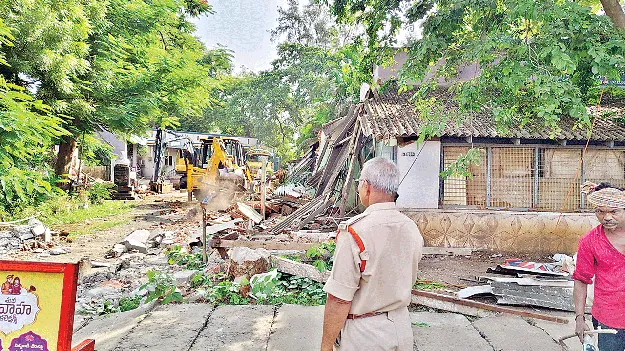 బీవీఆర్‌ కళాకేంద్రం, ఆఫీసర్స్‌ క్లబ్‌  సరిహద్దు గోడ కూల్చివేత