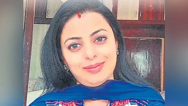 Suicide Attempt: నాలుగో అంతస్తు కిటికీలోంచి దూకి..