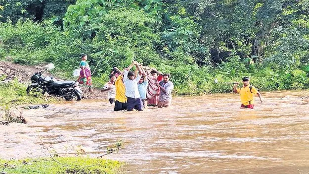 గర్భిణికి తప్పని డోలీ మోత