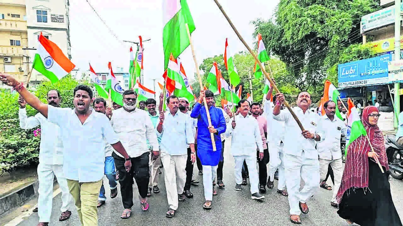FLAG: ప్రతి ఇంటిపై త్రివర్ణ పతాకం ఎగరాలి