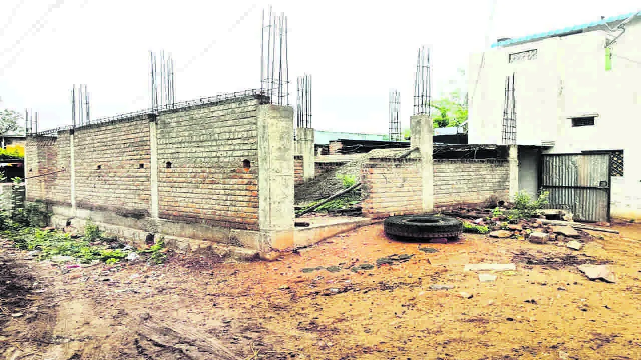 SCHOOL: నిధులున్నా... సౌకర్యాలు సున్నా 