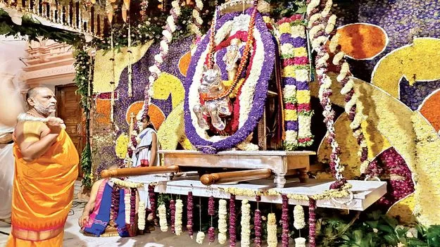    అశ్వవాహనంపై ప్రహ్లాదరాయలు 