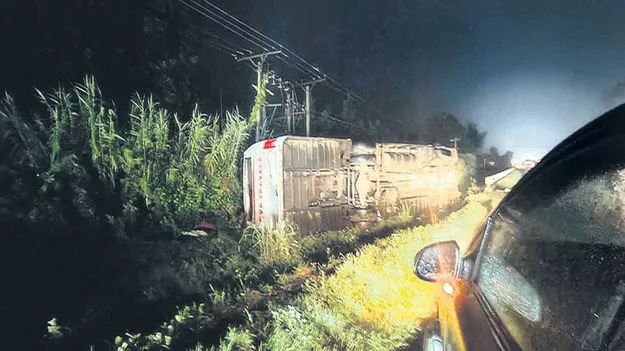 ప్రైవేటు ట్రావెల్స్‌ బస్సు బోల్తా