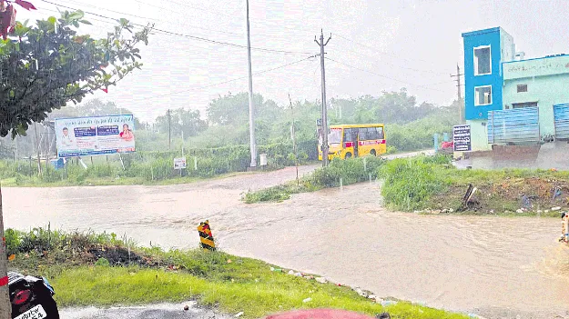 వర్షాలకు పొంగుతున్న వాగులు 