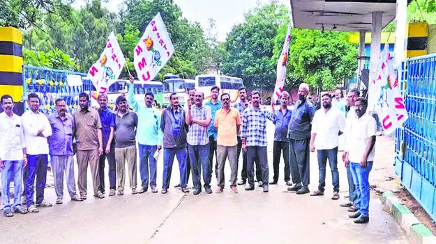 NMU: కొనసాగిన ఎనఎంయూ ధర్నా