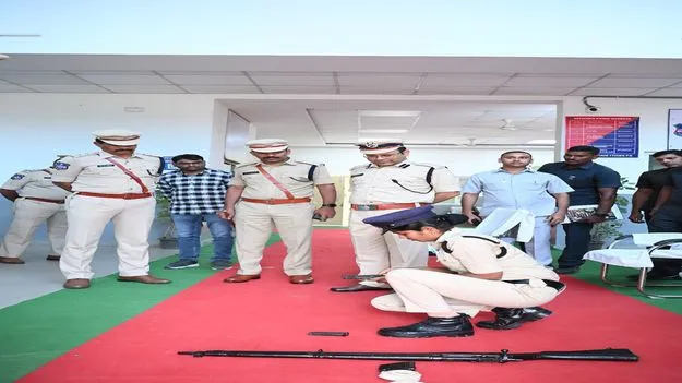 పోలీసులు క్రమశిక్షణతో పని చేయాలి 