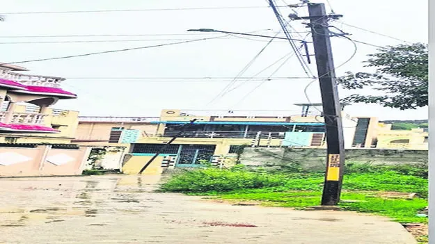 POLE: దెబ్బతిన్న విద్యుత ఇనుప స్తంభాలు