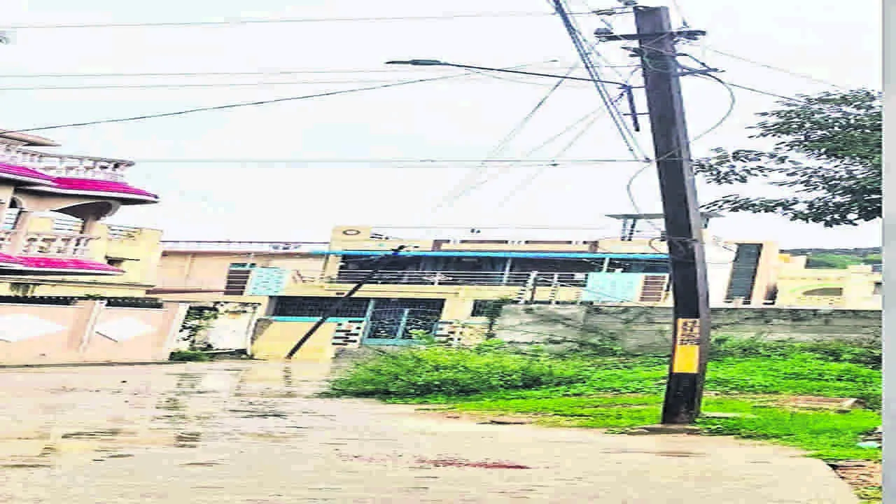 POLE: దెబ్బతిన్న విద్యుత ఇనుప స్తంభాలు