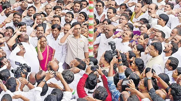 KTR: మళ్లీ బానిసత్వంలోకి నెడుతున్న కాంగ్రెస్‌: కేటీఆర్‌