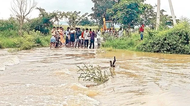 వాగులు ఉప్పొంగాయి..